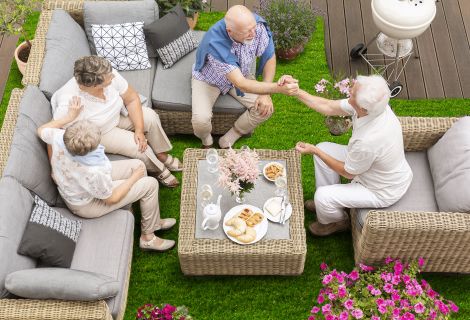 Ältere Menschen auf Terrasse mit Kunstrasenboden