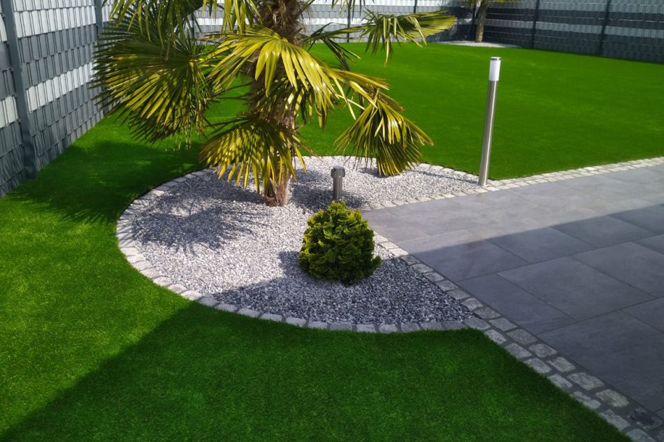 Kunstrasen im Garten mit Pflastersteinen